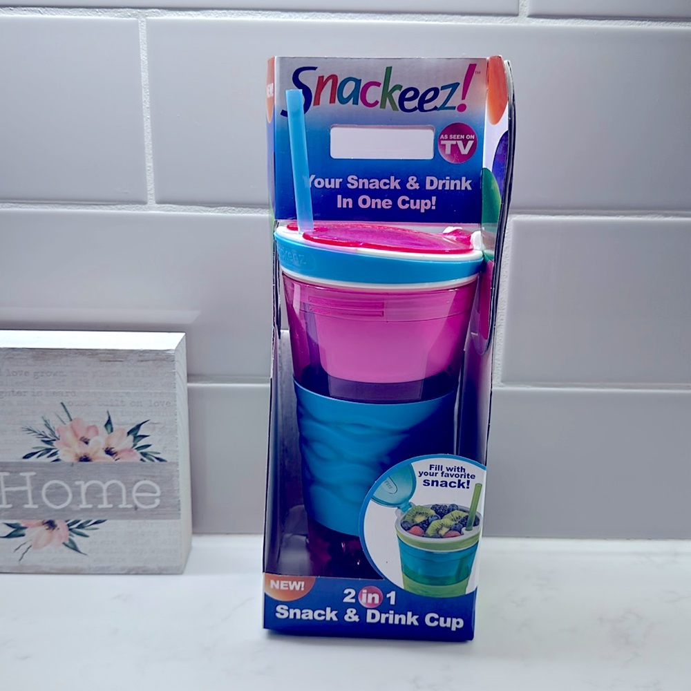 Snackeez 2 in 1 Snack & Drink Cup - brand new!